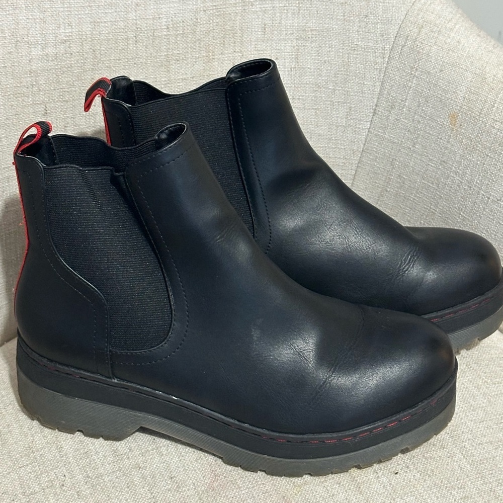 Mia Cayson platform Chelsea boots black with red stripe size 10 EUC